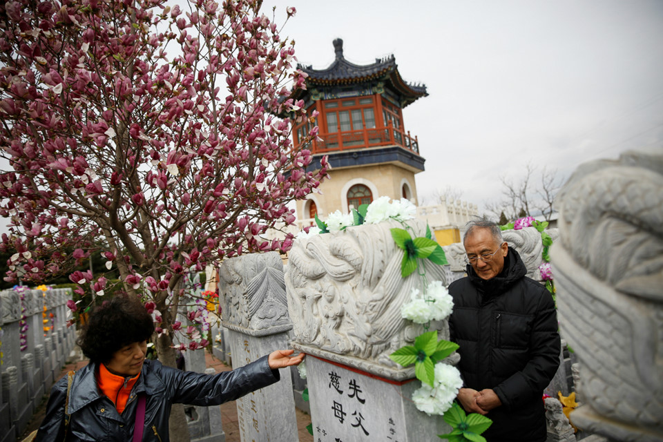 Bia và vàng mã: Người Hoa tảo mộ trong lễ Thanh Minh
